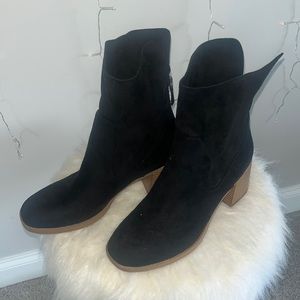 Women’s Black boots.
